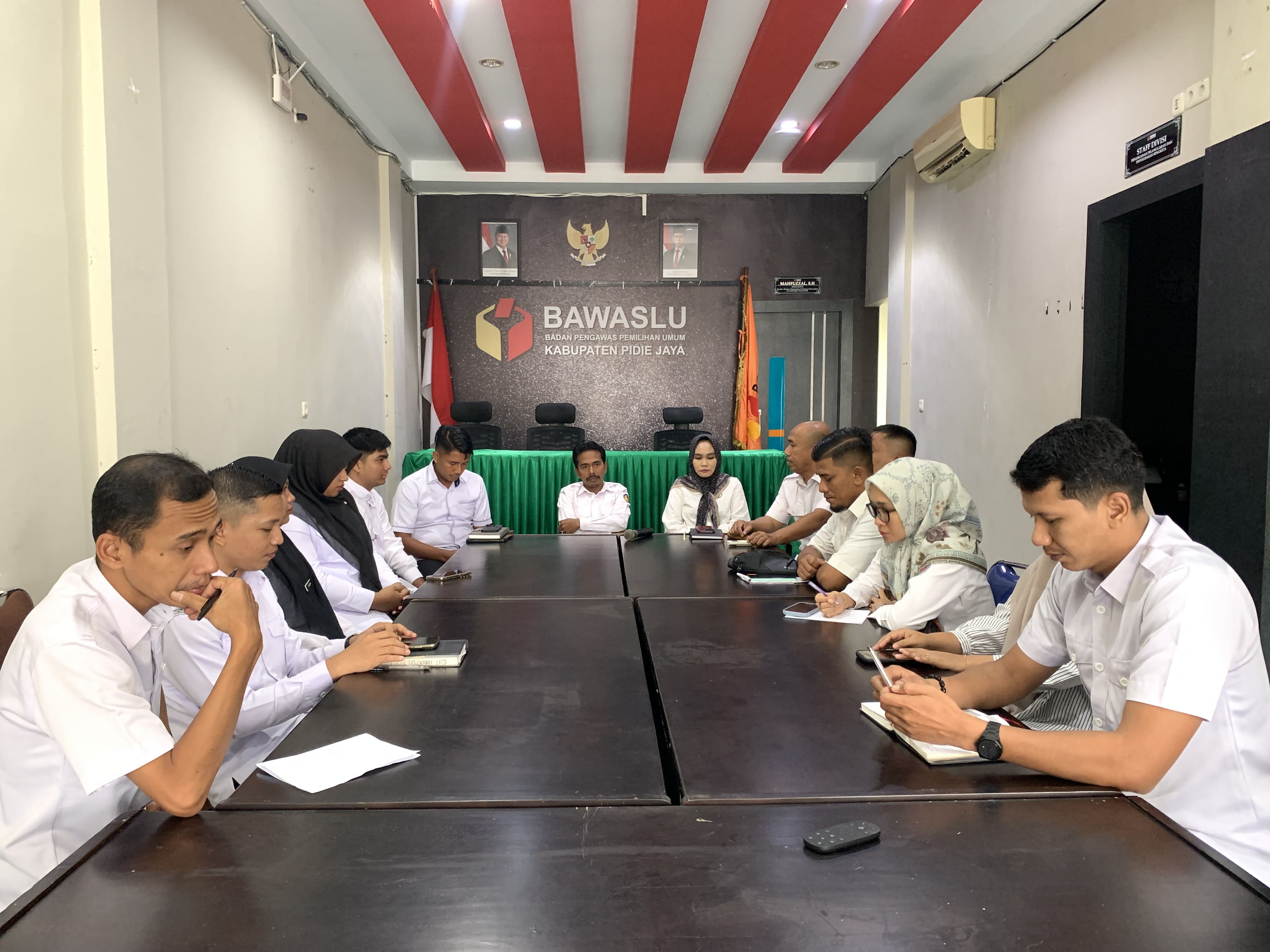 RAPAT EVALUASI PELAKSANAAN PROGRAM DAN ANGGARAN SEMESTER I BAWASLU KABUPATEN PIDIE JAYA