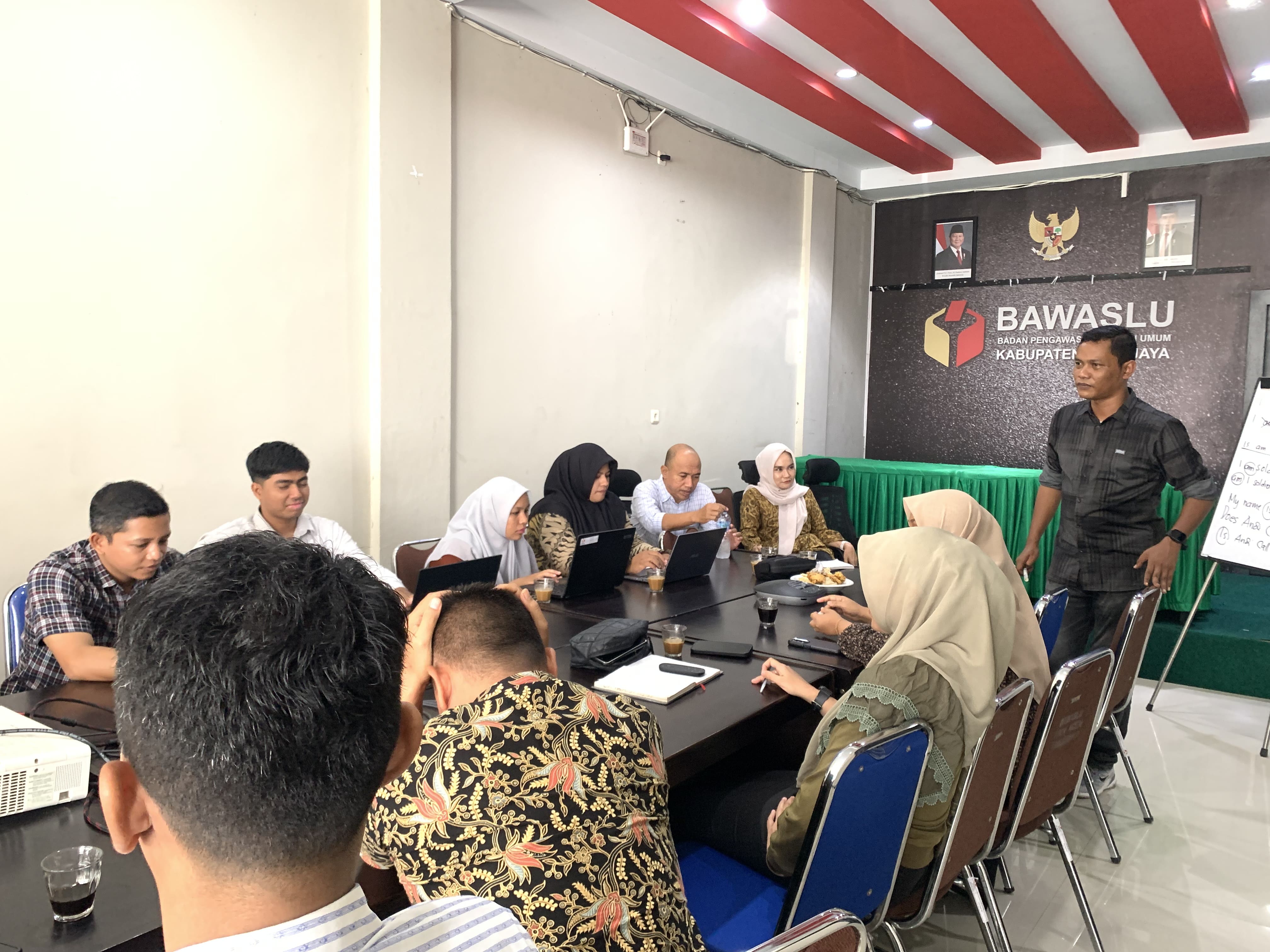 Bawaslu Pidie Jaya Gelar English Day dalam Program Jum’at Sehati