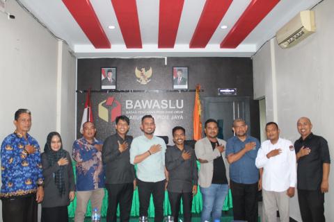 Komisi Independen Pemilihan (KIP) Koordinasi Data Pemilih Berkelanjutan Tahun 2025 di Kantor Bawaslu Pidie Jaya