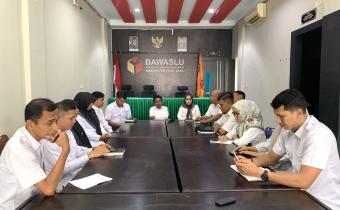 RAPAT EVALUASI PELAKSANAAN PROGRAM DAN ANGGARAN SEMESTER I BAWASLU KABUPATEN PIDIE JAYA