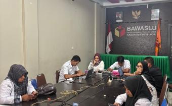 Bawaslu Kabupaten Pidie Jaya mengikuti Rapat Persiapan Pengembangan Pusat Pendidikan dan Pelatihan Pengawasan Pemilu Partisipatif yang diselenggarakan oleh Bawaslu Provinsi Aceh melalui zoom meeting. Rabu (13/05/2026).